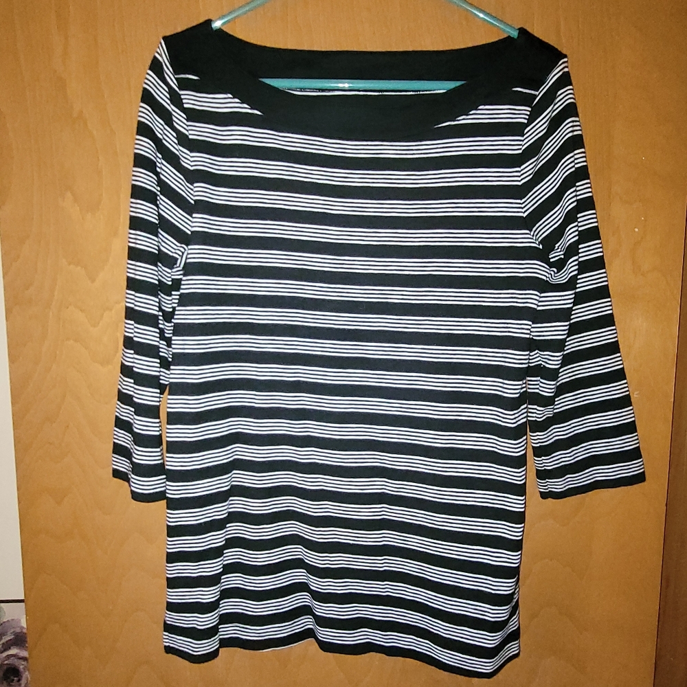XL long-sleeved black & white shirt